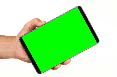 İnsan eli, avucunda boş bir krom ekran olan modern bir akıllı telefonu tutar. Teknoloji ve reklam kavramı. Ayrıntılı yakın çekim stüdyo çekimi soyut beyaz arka planda izole