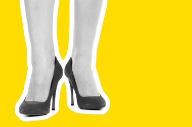 Bayan giysi ayakkabısı. Yüksek topuklu ayakkabı giyen uzun ince kadın bacakları. Fotokopi alanı olan moda modeli. Klasik ve günlük kıyafet konsepti. Ayrıntılı yakın çekim stüdyo çekimi. Dergi tarzı moda kolajı