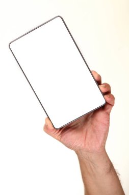 İnsan eli, avucunda boş bir krom ekran olan modern bir akıllı telefonu tutar. Teknoloji ve reklam kavramı. Ayrıntılı yakın çekim stüdyo çekimi soyut beyaz arka planda izole