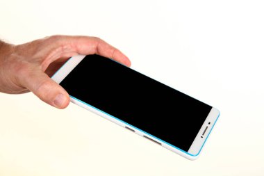 İnsan eli, avucunda boş bir krom ekran olan modern bir akıllı telefonu tutar. Teknoloji ve reklam kavramı. Ayrıntılı yakın çekim stüdyo çekimi soyut beyaz arka planda izole