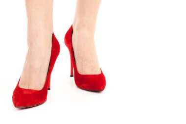 Bayan giysi ayakkabısı. Uzun ince kadın bacakları yüksek topuklu ayakkabı giyiyor. Fotokopi alanı olan moda modeli. Klasik ve günlük kıyafet konsepti. Ayrıntılı yakın çekim stüdyo çekimi beyaz arkaplanda izole edildi.