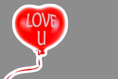 Kırmızı lastik şişme kalp şeklinde balon. Aşk, ilişki, sevgililer günü ve doğum günü kutlaması konsepti. Boş kopya alanı olan dergi tarzı moda kolajı