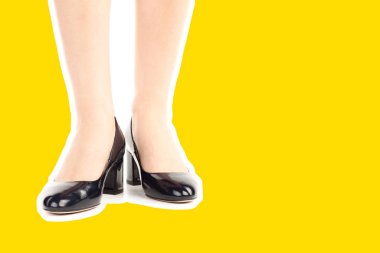 Bayan giysi ayakkabısı. Uzun ince kadın bacakları yüksek topuklu ayakkabı giyer. Fotokopi alanı olan moda modeli. Klasik ve günlük kıyafet konsepti. Ayrıntılı yakın çekim stüdyo çekimi. Dergi tarzı moda kolajı
