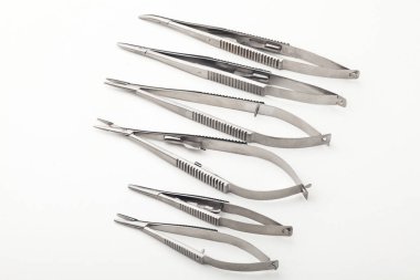 Çelik cerrahi aletler ve laboratuvar ekipmanları beyaz arka planda izole edilmiş. Profesyonel klinik aletleri. Tıbbi, cerrahi, ambulans ve veteriner konsepti. Yumuşak seçici odaklı yakın plan