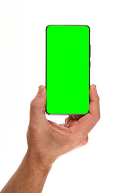 İnsan eli, avucunda boş bir krom ekran olan modern bir akıllı telefonu tutar. Teknoloji ve reklam kavramı. Ayrıntılı yakın çekim stüdyo çekimi soyut beyaz arka planda izole