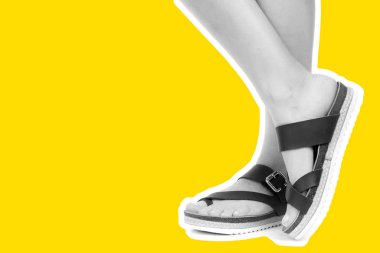 Bayan giysi ayakkabısı. Deri sandalet giyen uzun ince kadın bacakları. Fotokopi alanı olan moda modeli. Klasik ve günlük kıyafet konsepti. Detaylı yakın çekim stüdyo çekimi Magazin tarzı moda kolajı