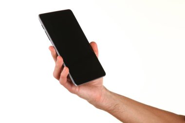 İnsan eli, avucunda boş bir krom ekran olan modern bir akıllı telefonu tutar. Teknoloji ve reklam kavramı. Ayrıntılı yakın çekim stüdyo çekimi soyut beyaz arka planda izole