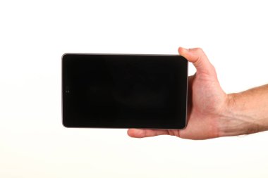 İnsan eli, avucunda boş bir krom ekran olan modern bir akıllı telefonu tutar. Teknoloji ve reklam kavramı. Ayrıntılı yakın çekim stüdyo çekimi soyut beyaz arka planda izole