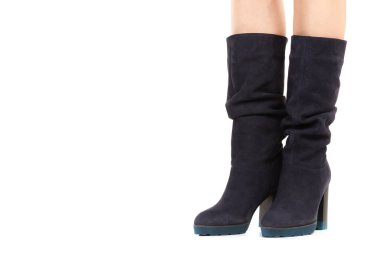 Bayan giysi ayakkabısı. Uzun ince dişinin bacakları yüksek topuklu uzun çizmeler giyer. Fotokopi alanı olan moda modeli. Klasik ve günlük kıyafet konsepti. Ayrıntılı yakın çekim stüdyo çekimi beyaz arkaplanda izole edildi