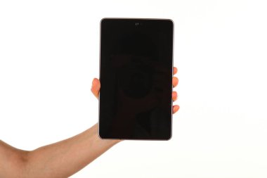 İnsan eli, avucunda boş bir krom ekran olan modern bir akıllı telefonu tutar. Teknoloji ve reklam kavramı. Ayrıntılı yakın çekim stüdyo çekimi soyut beyaz arka planda izole