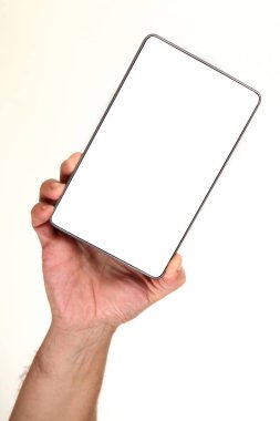 İnsan eli, avucunda boş bir krom ekran olan modern bir akıllı telefonu tutar. Teknoloji ve reklam kavramı. Ayrıntılı yakın çekim stüdyo çekimi soyut beyaz arka planda izole
