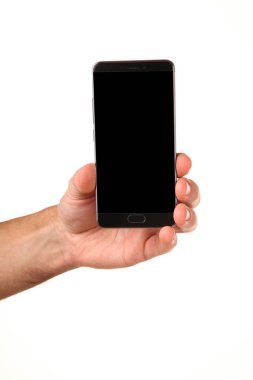 İnsan eli, avucunda boş bir krom ekran olan modern bir akıllı telefonu tutar. Teknoloji ve reklam kavramı. Ayrıntılı yakın çekim stüdyo çekimi soyut beyaz arka planda izole