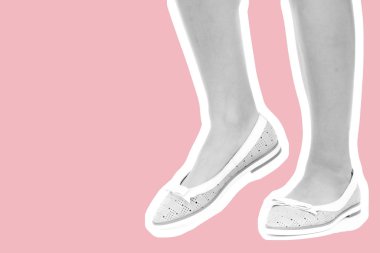 Bayan giysi ayakkabısı. Düşük deri ayakkabılar giyen uzun ince kadın bacağı. Fotokopi alanı olan moda modeli. Klasik ve günlük kıyafet konsepti. Ayrıntılı yakın çekim stüdyo çekimi. Dergi tarzı moda kolajı