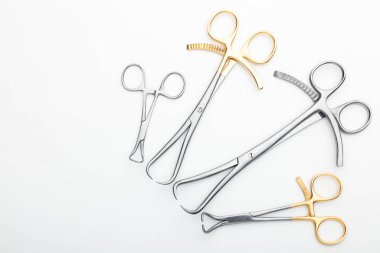 Çelik cerrahi aletler ve laboratuvar ekipmanları beyaz arka planda izole edilmiş. Profesyonel klinik aletleri. Tıbbi, cerrahi, ambulans ve veteriner konsepti. Yumuşak seçici odaklı yakın plan