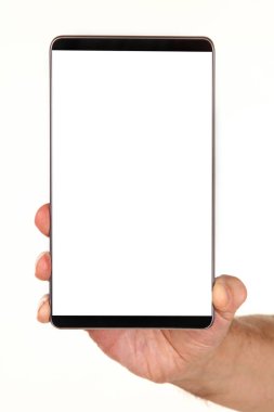 İnsan eli, avucunda boş bir krom ekran olan modern bir akıllı telefonu tutar. Teknoloji ve reklam kavramı. Ayrıntılı yakın çekim stüdyo çekimi soyut beyaz arka planda izole