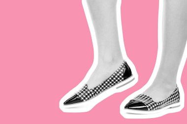 Bayan giysi ayakkabısı. Düşük deri ayakkabılar giyen uzun ince kadın bacakları. Fotokopi alanı olan moda modeli. Klasik ve günlük kıyafet konsepti. Ayrıntılı yakın çekim stüdyo çekimi. Dergi tarzı moda kolajı