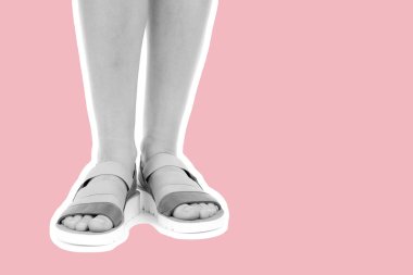 Bayan giysi ayakkabısı. Deri sandalet giyen uzun ince kadın bacakları. Fotokopi alanı olan moda modeli. Klasik ve günlük kıyafet konsepti. Detaylı yakın çekim stüdyo çekimi Magazin tarzı moda kolajı