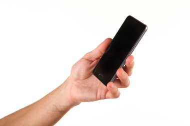 İnsan eli, avucunda boş bir krom ekran olan modern bir akıllı telefonu tutar. Teknoloji ve reklam kavramı. Ayrıntılı yakın çekim stüdyo çekimi soyut beyaz arka planda izole