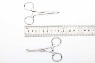 Çelik cerrahi aletler ve laboratuvar ekipmanları beyaz arka planda izole edilmiş. Profesyonel klinik aletleri. Tıbbi, cerrahi, ambulans ve veteriner konsepti. Yumuşak seçici odaklı yakın plan