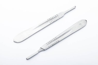 Çelik cerrahi aletler ve laboratuvar ekipmanları beyaz arka planda izole edilmiş. Profesyonel klinik aletleri. Tıbbi, cerrahi, ambulans ve veteriner konsepti. Yumuşak seçici odaklı yakın plan