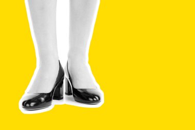 Bayan giysi ayakkabısı. Uzun ince kadın bacakları yüksek topuklu ayakkabı giyer. Fotokopi alanı olan moda modeli. Klasik ve günlük kıyafet konsepti. Ayrıntılı yakın çekim stüdyo çekimi. Dergi tarzı moda kolajı