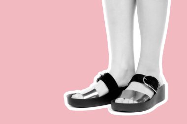 Bayan giysi ayakkabısı. Deri sandalet giyen uzun ince kadın bacakları. Fotokopi alanı olan moda modeli. Klasik ve günlük kıyafet konsepti. Detaylı yakın çekim stüdyo çekimi Magazin tarzı moda kolajı