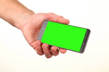 İnsan eli, avucunda boş bir krom ekran olan modern bir akıllı telefonu tutar. Teknoloji ve reklam kavramı. Ayrıntılı yakın çekim stüdyo çekimi soyut beyaz arka planda izole
