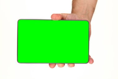 İnsan eli, avucunda boş bir krom ekran olan modern bir akıllı telefonu tutar. Teknoloji ve reklam kavramı. Ayrıntılı yakın çekim stüdyo çekimi soyut beyaz arka planda izole