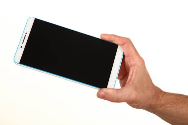 İnsan eli, avucunda boş bir krom ekran olan modern bir akıllı telefonu tutar. Teknoloji ve reklam kavramı. Ayrıntılı yakın çekim stüdyo çekimi soyut beyaz arka planda izole