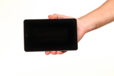 İnsan eli, avucunda boş bir krom ekran olan modern bir akıllı telefonu tutar. Teknoloji ve reklam kavramı. Ayrıntılı yakın çekim stüdyo çekimi soyut beyaz arka planda izole