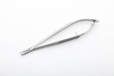 Çelik cerrahi aletler ve laboratuvar ekipmanları beyaz arka planda izole edilmiş. Profesyonel klinik aletleri. Tıbbi, cerrahi, ambulans ve veteriner konsepti. Yumuşak seçici odaklı yakın plan