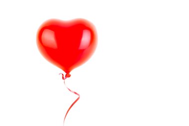 Kırmızı lastik şişme kalp şeklinde balon. Aşk, ilişki, sevgililer günü ve doğum günü kutlaması konsepti. Stüdyo görüntüsü boş kopya alanı olan bulanık bir arkaplan üzerinde