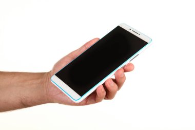 İnsan eli, avucunda boş bir krom ekran olan modern bir akıllı telefonu tutar. Teknoloji ve reklam kavramı. Ayrıntılı yakın çekim stüdyo çekimi soyut beyaz arka planda izole