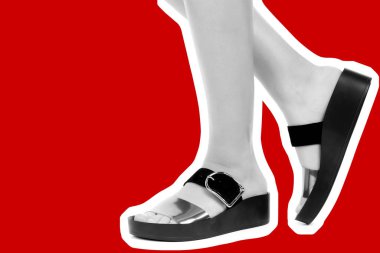 Bayan giysi ayakkabısı. Deri sandalet giyen uzun ince kadın bacakları. Fotokopi alanı olan moda modeli. Klasik ve günlük kıyafet konsepti. Ayrıntılı yakın çekim stüdyo çekimi. Dergi tarzı moda kolajı