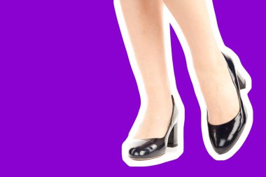Bayan giysi ayakkabısı. Uzun ince kadın bacakları yüksek topuklu ayakkabı giyiyor. Fotokopi alanı olan moda modeli. Klasik ve günlük kıyafet konsepti. Ayrıntılı yakın çekim stüdyo çekimi. Dergi tarzı moda kolajı