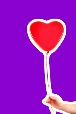 Kadın eli kırmızı kauçuk, şişme kalp şeklinde balon tutuyor. Aşk, ilişki, sevgililer günü ve doğum günü kutlaması konsepti. Boş kopya alanı olan dergi tarzı moda kolajı
