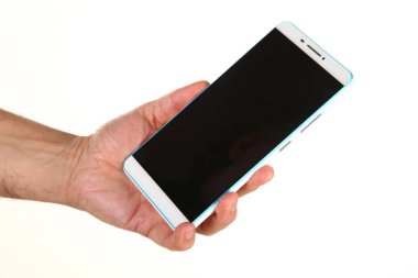 İnsan eli, avucunda boş bir krom ekran olan modern bir akıllı telefonu tutar. Teknoloji ve reklam kavramı. Ayrıntılı yakın çekim stüdyo çekimi soyut beyaz arka planda izole