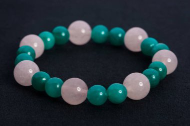 Güzel ve zarif el yapımı mücevher kolye ve renkli parlak boncuklar. Moda ve el işi aksesuarları. Soyut bulanık arkaplan üzerine yumuşak seçici odak ile sanat yakın plan