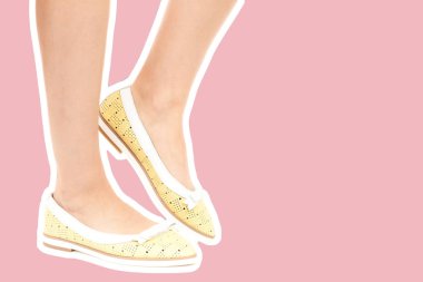 Bayan giysi ayakkabısı. Düşük deri ayakkabılar giyen uzun ince kadın bacakları. Fotokopi alanı olan moda modeli. Klasik ve günlük kıyafet konsepti. Detaylı yakın çekim stüdyo çekimi Magazin tarzı moda kolajı
