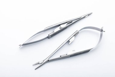 Çelik cerrahi aletler ve laboratuvar ekipmanları beyaz arka planda izole edilmiş. Profesyonel klinik aletleri. Tıbbi, cerrahi, ambulans ve veteriner konsepti. Yumuşak seçici odaklı yakın plan