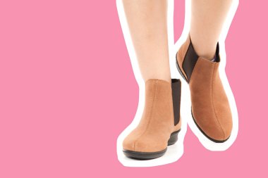 Bayan giysi ayakkabısı. Düşük deri ayakkabılar giyen uzun ince kadın bacağı. Fotokopi alanı olan moda modeli. Klasik ve günlük kıyafet konsepti. Ayrıntılı yakın çekim stüdyo çekimi. Dergi tarzı moda kolajı