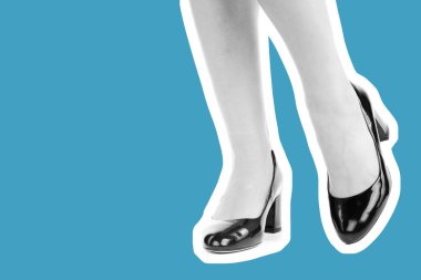 Bayan giysi ayakkabısı. Yüksek topuklu ayakkabı giyen uzun ince kadın bacakları. Fotokopi alanı olan moda modeli. Klasik ve günlük kıyafet konsepti. Ayrıntılı yakın çekim stüdyo çekimi. Dergi tarzı moda kolajı