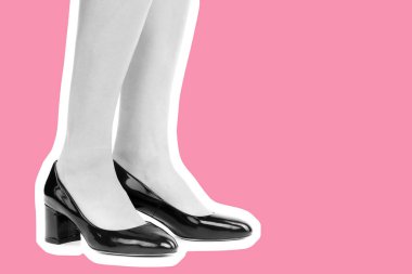Bayan giysi ayakkabısı. Yüksek topuklu ayakkabı giyen uzun ince kadın bacakları. Fotokopi alanı olan moda modeli. Klasik ve günlük kıyafet konsepti. Ayrıntılı yakın çekim stüdyo çekimi. Dergi tarzı moda kolajı