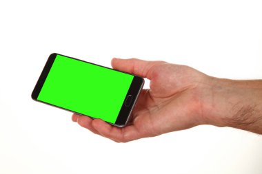 İnsan eli, avucunda boş bir krom ekran olan modern bir akıllı telefonu tutar. Teknoloji ve reklam kavramı. Ayrıntılı yakın çekim stüdyo çekimi soyut beyaz arka planda izole