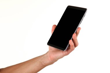İnsan eli, avucunda boş bir krom ekran olan modern bir akıllı telefonu tutar. Teknoloji ve reklam kavramı. Ayrıntılı yakın çekim stüdyo çekimi soyut beyaz arka planda izole