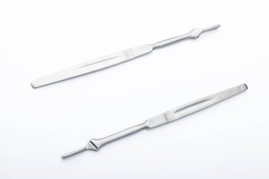 Çelik cerrahi aletler ve laboratuvar ekipmanları beyaz arka planda izole edilmiş. Profesyonel klinik aletleri. Tıbbi, cerrahi, ambulans ve veteriner konsepti. Yumuşak seçici odaklı yakın plan