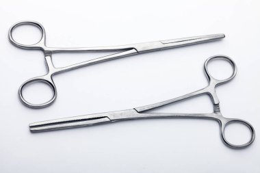 Çelik cerrahi aletler ve laboratuvar ekipmanları beyaz arka planda izole edilmiş. Profesyonel klinik aletleri. Tıbbi, cerrahi, ambulans ve veteriner konsepti. Yumuşak seçici odaklı yakın plan