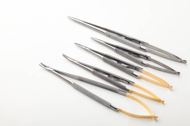 Çelik cerrahi aletler ve laboratuvar ekipmanları beyaz arka planda izole edilmiş. Profesyonel klinik aletleri. Tıbbi, cerrahi, ambulans ve veteriner konsepti. Yumuşak seçici odaklı yakın plan