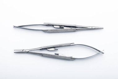 Çelik cerrahi aletler ve laboratuvar ekipmanları beyaz arka planda izole edilmiş. Profesyonel klinik aletleri. Tıbbi, cerrahi, ambulans ve veteriner konsepti. Yumuşak seçici odaklı yakın plan