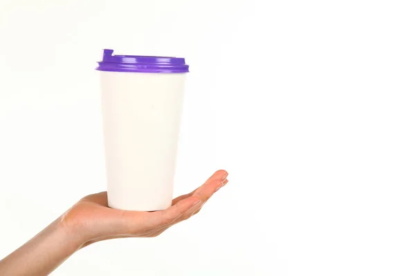 Människans Hand Håller Ett Tomt Papper Kaffekopp Med Plastlock Begreppet — Stockfoto